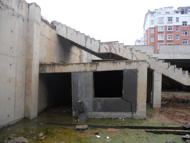 （2011年）平邑明德花園超市（地下），因地下水位變化導(dǎo)致框架梁、柱開(kāi)裂